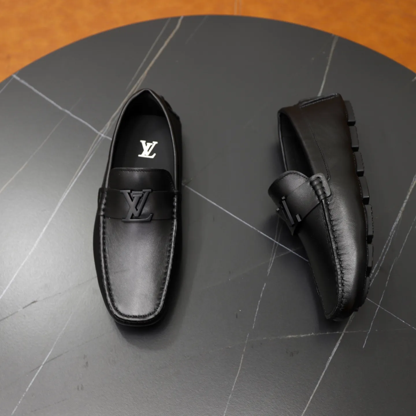 Ex-factory price: 480💰【LV】Louis Vuitton ⚠️High-end men’s driving and pedal series ⚠️38-44 (customized for 45) ⚠️All original cowhide leather! Thick and soft! Made entirely of calfskin lining! Rubber sheet anti-slip beanie sole! Three-dimensional package technology! Fashionable and classic! Handicrafts! Original high quality! Feel free to compare!